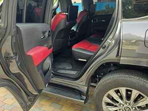 SUV GRAND TOURING 2023-2024, 4.5L Euro IV, Asientos de Cuero, Techo Panorámico, Transmisión Automática, Interior Oscuro Usado, 6 Cilindros - Product Image 2