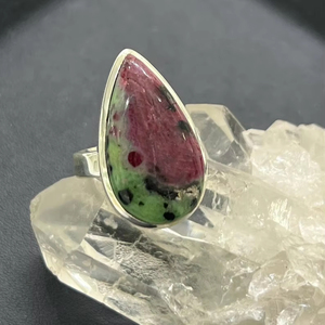 Anillo fino de plata de ley ajustable hecho a mano, regalo de joyería de boda para ella con lágrima, rubí, zoisita, piedra preciosa, único y elegante - Product Image 1