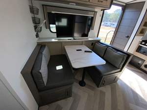 Remolque/Casa Rodante Usado Jaycoo Jay Feather 22RB 4x4 para 4 Personas, Años <span class=keywords><strong>2021</strong></span>-2023, Construcción de Acero/Plástico/Aluminio - Product Image 2