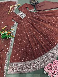 Robe longue de créateur en fausse georgette avec broderie en fil de coton épais - Product Image 6