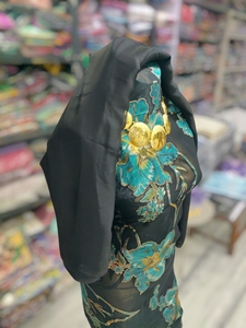 ผ้าฝรั่งเศสสีดำลายดิรัก พร้อมดีไซน์ลายดอกไม้สีเขียวขุ่น |   ชุดเดรสงานแต่งงานโซมาเลียระดับพรีเมียมพร้อมผ้าคลุมไหล่เข้าชุด - Product Image 2