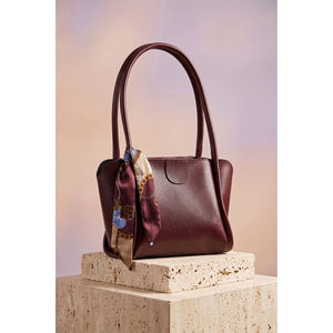 Sac à main et sac à bandoulière en cuir bordeaux avec foulard imprimé - Product Image 1