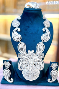 Conjunto de Collar de Diseño con Acabado Dorado de Lujo con Colgante llamativo y Pendientes a Juego para Bodas y Fiestas 63107 - Product Image 6