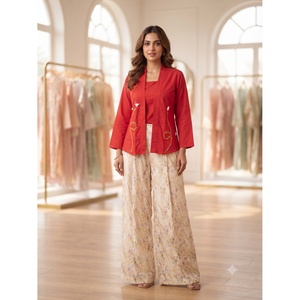 Ensemble Kurta pour femmes, décontracté, motif uni, rouge, brodé, 100% coton, manches trois quarts, col carré, respirant - Product Image 1