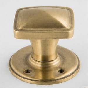 Bouton de porte rond BaronHold Royal Arc Nickel poli Design européen moderne et élégant pour les intérieurs d'hôtels haut de gamme Détails luxueux - Product Image 3