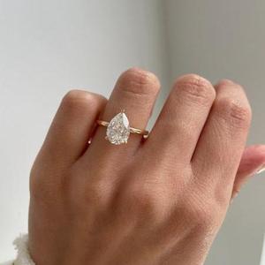 Bague de fiançailles solitaire en platine pour femme certifiée IGI avec diamant taille poire à trois griffes – Collection de bagues élégantes - Product Image 1