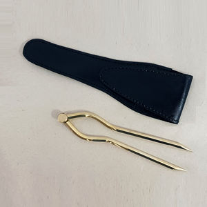 Divisor Náutico de Latón con Acabado Vintage para Amantes de la Decoración del Hogar que Buscan Accesorios Náuticos Auténticos con un Atractivo Atemporal - Product Image 1