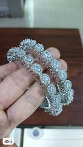 BRAZALETES DE ESTILO CLÁSICO DE DIAMANTE AMERICANO BRAZALETES CHAPADOS EN PLATA TRADICIONALES Y DE MODA Y ZIRCON CUBIC PARA MUJERES Y NIÑAS - Product Image 2