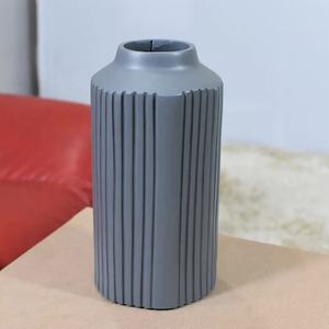 Floreros de mesa de aluminio de diseño elegante de nuevo diseño para decoración del hogar florero de mesa gris mate de aluminio duradero - Product Image 4