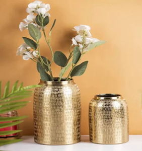 Elegante jarrón de aluminio en tono dorado con un diseño de pedestal clásico con un cuerpo texturizado, perfecto para exhibiciones florales de lujo - Product Image 4