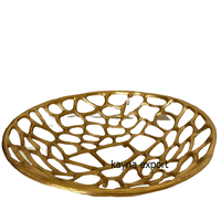 Plat de service élégant en métal poli, motif Damier Courtois, moderne, luxueux et écologique pour les fêtes