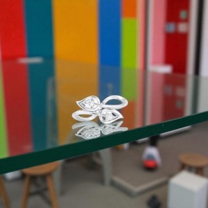 Bague élégante en argent avec feuille de Moissanite de 0.08 carats, E-F/VVS-VS, diamant taille ronde, serti de broches, faite pour elle - Product Image 4