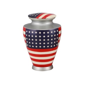 Las mejores urnas de cremación clásicas de latón para adultos con pegatina de diseño de bandera estadounidense y Peltre terminado para cenizas humanas. - Product Image 1