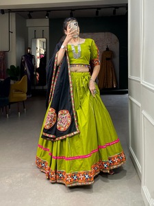 Lehenga choli ผ้าคอตตอนแท้จาก navratri แบบดั้งเดิมพร้อมงาน Gamthi และงานกระจกสำหรับงานแต่งงานและงานปาร์ตี้ - Product Image 4
