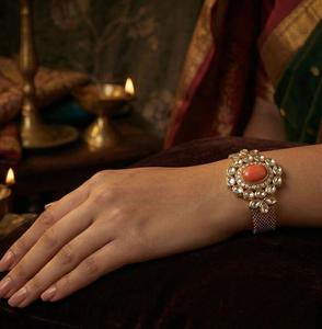 Elegante Brazalete con Acabado Dorado y Piedras Kundan de Primera Calidad para Bodas y Compromisos, Colección para Fiestas, para Mujer - Product Image 1