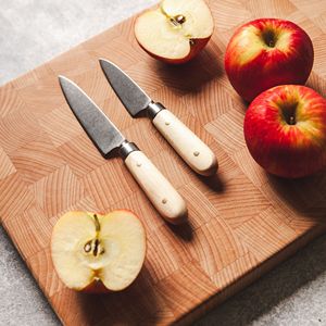 Planche à découper en bois de teck de Rachel avec un motif à carreaux épais, finition brun naturel. - Product Image 6