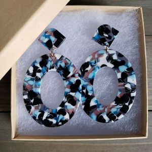 Boucles d'oreilles pendantes brodées en résine faites à la main en provenance d'Inde, bijoux de mode de haute qualité pour femmes et filles, style classique - Product Image 1