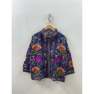 Chaqueta de Algodón Tipo Waffle Bordada a Mano para la Colección Indigo Festival de Primavera - Product Image 3