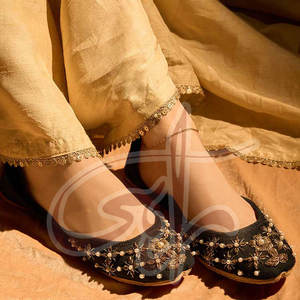 Chaussures Khussa pour femmes les plus vendues, faible MOQ, dessus en daim et velours antidérapant, semelle antidérapante, design tendance de haute qualité, en stock - Product Image 5