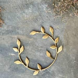 Exquisito trabajo de hojas florales de corona redonda de metal inspirado en temas de la naturaleza con artesanía elegante y estructura de metal duradera - Product Image 3