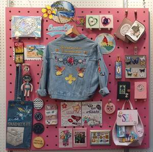 Parche de Tela Bordado Personalizado con Adhesivo para Coser o Planchar en la Ropa - Product Image 2