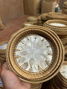 Plateau en rotin naturel fait à la main avec un centre en nacre pour servir et décorer la table à la maison, Vietnam - Product Image 6