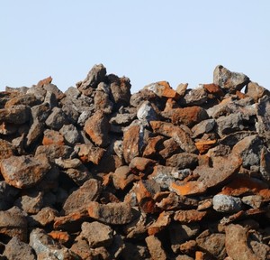 Precio de fábrica Grado superior Fundición Cerdo Hierro Calaveras Chatarra 99.99% Pureza Metales Marca PH Origen Punzonado Procesado - Product Image 1