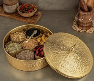 Boîte à épices royale et luxueuse en laiton avec sept récipients, organisateur de rangement pour épices antique en provenance d'Inde - Product Image 6