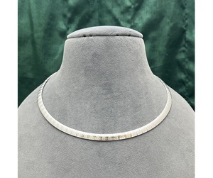 Precioso conjunto de gargantilla de latón chapado en plata con circonitas de la mejor calidad y pendientes, regalo moderno para mujer, ideal para compromiso, boda o fiesta. - Product Image 3