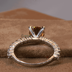 Solitario de diamante de corte redondo marrón con anillo de ajuste de punta de estilo acento para mujer - Product Image 6