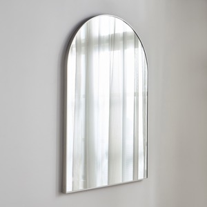 Miroir rond design en métal doré ajoutant une fonction de beauté et un style sophistiqué tendance à tout espace intérieur - Product Image 4