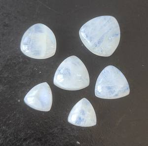 พลอยมูนสโตนธรรมชาติทรงไตรลิออนขนาด 4 มม.-30 มม. แบบหลังแบน สำหรับทำเครื่องประดับ ขายส่ง - Product Image 3
