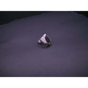 Bague Statement Unisexe de Luxe, Créée en Laboratoire, avec Croix Pavée de Pierres Taille Baguette, Finition Argentée, Sertie de Pierres en Grille Structurée - Product Image 5