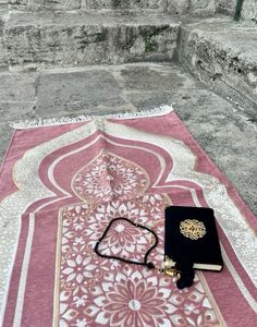 Tapis de prière en soie décoratif avec des glands, bordure élégante, aspect magnifique, parfait pour l'espace de prière à la maison - Product Image 6