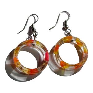 Pendientes colgantes de resina elegantes de alta calidad hechos a mano con diseño floral seco real para amantes de la moda a precio mayorista - Product Image 2