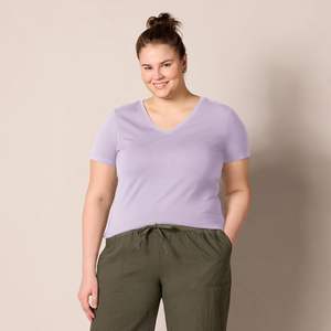 T-shirt chic pour femme, tricot doux, grande taille, texture légère, drapé aérien, toucher lisse, forme propre, confort quotidien, mouvement frais, moderne, été - Product Image 5