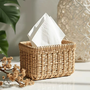 Elegante caja de pañuelos de ratán con una construcción de tejido apretado perfecto para agregar calidez y textura al interior de cualquier habitación - Product Image 1