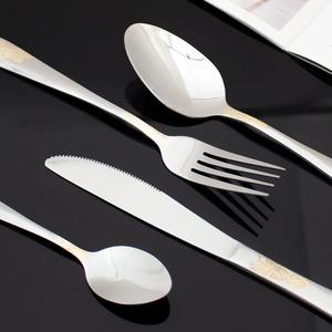 Juego de Cubiertos Minimalista con Acabado Plateado y Detalles Dorados, Acero Inoxidable para Cenas en Casa, Comidas Formales y Eventos, de la India - Product Image 6