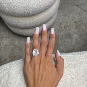 แหวนเพชรทรง Emerald Cut น้ำหนัก 4.75 กะรัต เกรด F VVS2 เพชรเลี้ยงในห้องปฏิบัติการ ประดับด้วยเพชรรอบวง ตัวเรือนทองคำขาว 18K แหวนหมั้นพร้อมแหวนแต่งงานเข้าชุด - Product Image 1