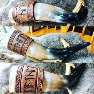 Nouveauté : Corne à boire Viking (corne de buffle) avec motif sculpté et support en corne - Écologique, qualité supérieure - Product Image 3