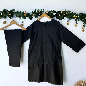 Ensemble de costumes pour femmes LP AZWAR de qualité supérieure, cousus, Rs 5999/- - Product Image 2