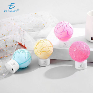 Set Moderno di 6 Globi di Neve Luminosi Natalizi in Plastica, Design in Diversi Colori - Product Image 1
