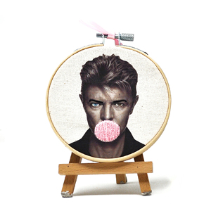 Cerceau de broderie Pop Art moderne fait main – 10 cm en bambou et coton biologique – Design 3D Bubblegum - David Bowie - Product Image 1