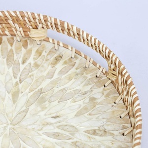 Vente en gros d'artisanat en mosaïque incrustation de table basse plateau avec poignées plateau de service à dessert en rotin plateau à manger rond plateau de nourriture en bambou - Product Image 5
