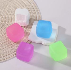 Cubo Sensorial Antiestrés de Alta Demanda, Cubo de Juguete con Colores Aleatorios para Aliviar la Ansiedad, Schylling, Cubo de 2.25 Pulgadas - Product Image 3