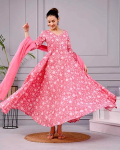 Robe rose Roohani avec ensemble dupatta, tenue traditionnelle élégante pour femmes au meilleur prix - Product Image 5