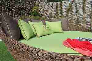 Chaise longue ronde extérieure de luxe avec un design d'inspiration tropicale - Product Image 3