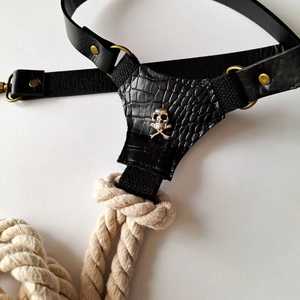 Arnés de Moda con Diseño de Calavera para Perros y Gatos, Lujoso, Táctico, Encantador, Mediano, Transpirable, de Pana, Neopreno, Algodón, Poliéster y Cuero - Product Image 5