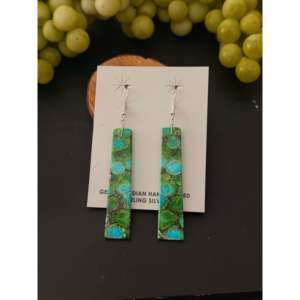 Pendientes Colgantes de Plata de Ley y Turquesa Verde Mohave, Hechos a Mano por los Navajo, Objetos Culturales Coleccionables - Product Image 1