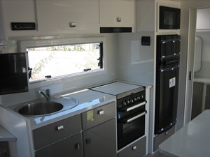 Mini remorque de camping-car moderne Caravane mobile pliable et légère Suspension indépendante Capacité de sommeil de 4 personnes pour les voyages mobiles - Product Image 4